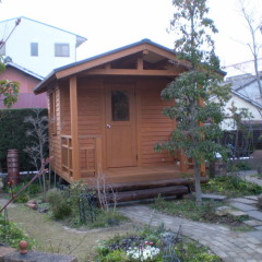 アンティーク風の庭にぴったり　”タイニーハウス風”　ミニログキットハウス（愛知県・名古屋市）