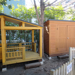 園庭にできたプレイハウス風オープンログハウスと木製物置（東京都・文京区）